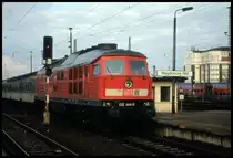 232444 vor einem Nahverkehrszug am 10.1.1999 im HBF Magdeburg.