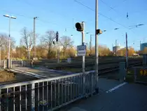 Statt durch einen Tunnel oder Brücke,erfolgt in Anklam der Zugang zu Gleis 1 über diesen Überweg.Aufnahme vom 31.Oktober 2018.