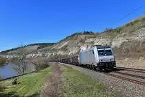 185 694 mit einem Holzzug am 06.04.2018 bei Himmelstadt. 