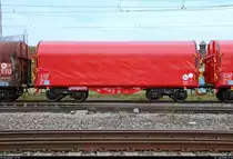 Blick auf einen Drehgestell-Flachwagen mit Schiebeplane für Coiltransporte der Gattung  Shimmns-ttu  (37 80 4777 577-0 D-ORWU) der On Rail Gesellschaft für Eisenbahnausrüstung und Zubehör mbH, der in einem gemischten Gz mit Re 4/4 III 11360 (430 360-8) SBB eingereiht ist und den Bahnhof Pratteln (CH) in westlicher Richtung durchfährt.
Aufgenommen von der Güterstrasse.
[10.7.2018 | 12:15 Uhr]