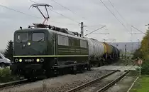 In Richtung Nördlingen durchfährt 151 038-7 mit einem Kesselwagenzug am 26.10.2018 den Bahnhof Möttingen
