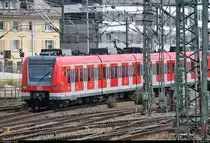 Im Mastenwald von Stuttgart Hbf verschwindet 423 341-7 der S-Bahn Stuttgart als S5 von Stuttgart Schwabstr. nach Bietigheim-Bissingen.
[16.7.2018 | 11:03 Uhr]