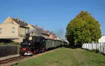 99 1574 hat bereits den Bahnhof Oschatz verlassen als sie sich mit ihrem Personenzug durch den Oschatzer Ortskern schiebt. Fotografiert am 13.10.18.