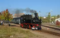 99 1574 rangiert am 13.10.18 im Schmalspurbahnhof Oschatz um ihren Zug.