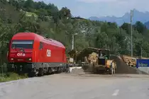 Entleerung der von 2016 043 nach Imst-Pitztal gezogenen Materialförder- und Siloeinheiten. Aufnahme entstand am 18.08.2018 vom Wendekreis des Parkplatzes am Bahnhof Imst-Pitztal.