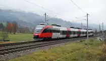 Der frisch lackierte ÖBB 4024 091-3 ist als S 6 (Zug 5026) von Hochfilzen nach Wörgl Hbf unterwegs und erreicht in wenigen Augenblicken den Bahnhof Westendorf in Tirol, 03.11.2018.