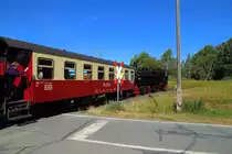 99 5906 hat am 07.07.2018 zum Drehen die Stieger Wendeschleife durchfahren und im Bahnhof wieder an ihren Jubiläumssonderzug angekuppelt. Jetzt geht es mit demselben, ebnfalls zum Drehen, nochmals durch die Wendeschleife, in welche der Zug hier gerade einfährt.