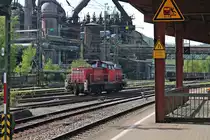 294 651-5 am 12.04.2017 vor der Kulisse der alten Völklinger Hütte, als sie im Bahnhof mit Rangierarbeiten beschäftigt war.