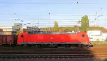 186 333-1 DB-Schenker fährt mit einem Schrottzug aus Köln-Kalk(D) nach Genk-Goederen(B) bei der Abfahrt aus Aachen-West und fährt in Richtung Montzen/Belgien. 
Aufgenommen vom Bahnsteig in Aachen-West. 
Bei schönem Herbstwetter am Nachmittag vom 12.10.2018. 