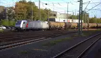 186 386-9 von Akiem kommt Richtung Montzen/Belgien mit einem Kesselzug aus Antwerpen-Noord/Verb.Adpo(B) nach Burghausen-Wackerwerk(D) und fährt in Aachen-West ein. 
Aufgenommen vom Bahnsteig in Aachen-West. 
Bei schönem Herbstwetter am Nachmittag vom 12.10.2018.