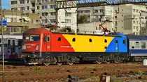 E-Lok 91-53-0-473006-4 mit Interregio nach Constanta am 13.10.2018 kurz nach Verlaassen des bukarester Nordbahnhofs.