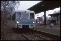 Ferkeltaxe 771 051 steht hier am 24.1.1999 um 14.50 Uhr abfahrbereit nach Eilsleben am Bahnsteig im Bahnhof Blumenberg.