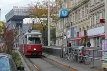 Wien Wiener Linien SL 5 (E1 4538 + c4 1337) VII, Neubau, Mariahilfer Straße am 17. Oktober 2018. - Bombardier-Rotax, vormals Lohner-Werke, in Wien-Floridsdorf baute sowohl den Tw (1974) als auch den Bw (1975).