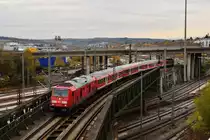 Aufgrund von Bauarbeiten ist die Verbindung zwischen Ulm Hbf und der Filstalbahn vom 25. Oktober 2018 bis 9. November 2018 nicht befahrbar. Die Regionalzüge, sowie einige Güterzüge fahren deshalb über Ulm Rangierbahnhof. So auch dieser IRE, der entgegen der Regel auch auf der elektrifizierten Filstalbahn mit 245 035 bespannt ist und statt den regulären Doppelstockwagen kommen n-Wagen zum Einsatz. Hier hat der Zug gerade Ulm Rangierbahnhof in Richtung Stuttgart verlassen.