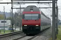 Der IC 8 von Brig nach Romanshorn mit Bt voraus, am 3.11.18 bei Kiesen.