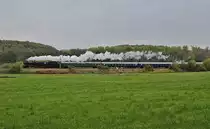 Als mein 4.444es Bild bei bb.de mal wieder eine Dampflokaufnahme: 01 150 erreicht am 01.11.2018 mit einem Sonderzug die Stadtgrenze zwischen Erkrath und Düsseldorf. Bei dieser Aufnahme hatte ich doppeltes Glück, denn die Lok passte genau in die Lücke zwischen Busch und Oberleitungsmast und Sekunden später fuhr von links kommend eine S-Bahn durchs Bild.