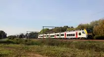 Ein Belgischer Triebzug 08036 kommt aus Richtung Antwerpen(B) und fährt durch Lummen-Linkhout(B) in Richtung Hasselt(B). 
Aufgenommen in Lummen-Linkhout(B). 
Bei schönem Herbstwetter am Nachmittag vom 13.10.2018.