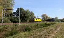 Matisa ES 502 van Infrabel kommt aus Richtung Hasselt(B) und fährt durch Lummen-Linkhout(B) in Richtung Antwerpen(B). 
Aufgenommen in Lummen-Linkhout(B). 
Bei schönem Herbstwetter am Mittag vom 13.10.2018.
Und das ist mein 9200tes Bahnbild bei http://WWW.Bahnbilder de 