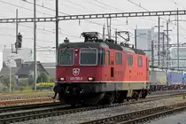 Re 420 258-6 durchfährt solo den Bahnhof Pratteln. Die Aufnahme stammt vom 20.10.2018.
