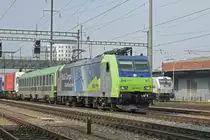 Re 485 017-8 der BLS durchfährt den Bahnhof Pratteln. Die Aufnahme stammt vom 20.10.2018.