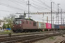 Re 425 107 der BLS durchfährt den Bahnhof Pratteln. Die Aufnahme stammt vom 24.10.2018.