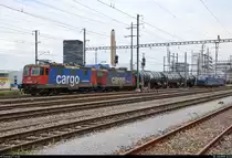 Kesselzug mit Re 4/4 II (421 384-9 und 421 385-6) der SBB Cargo durchfährt den Bahnhof Pratteln (CH) in westlicher Richtung.
Aufgenommen von der Güterstrasse.
[10.7.2018 | 12:24 Uhr]