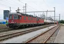 Containerzug mit Re 6/6 11670 (620 070-3)  Affoltern am Albis  und Re 4/4 II 11348 (420 348-5) SBB durchfährt den Bahnhof Pratteln (CH) in westlicher Richtung.
Aufgenommen von der Güterstrasse.
[10.7.2018 | 12:25 Uhr]