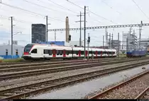 Nachschuss auf RABe 523 047 (Stadler FLIRT) der Regio-S-Bahn Basel (SBB) als S1 von Basel SBB (CH) nach Frick (CH), die den Bahnhof Pratteln (CH) erreicht.
Aufgenommen von der Güterstrasse.
[10.7.2018 | 12:28 Uhr]