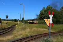 Fahrt von 99 5906 mit IG HSB-Jubiläumssonderzug, anläßlich ihres 100-sten Geburtstages und des 130-jährigen Bestehens des Streckenabschnittes Mägdesprung - Harzgerode, am 07.07.2018 bei der Durchfahrt der Stieger Wendeschleife. (Bild 2)