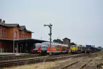 Viel los in Haldensleben. Am 21.7.18 kreutzen sich 642 190 und 642 192. 642 190 endete hier und fuhr an die Tankstelle während 642192 weiter als RB36 nach Magdeburg fuhr. Rechts brummt 653-05 alias 266 155-5 mit einem Kieszug vor sich hin und wird fertig gemacht für die Abfahrt später am Abend.

Haldensleben 21.07.2018