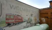 Die DR wünscht gute Fahrt. Nicht überall ist die Reichsbahn komplett verschwunden überall findet man noch Überbleibsel. In Wolmirstedt konnte ich dieses Wandgemälde hinter einem Gastank in Wolmirstedt entdecken. Auf dem Weg zu den Bahnsteigen ist es mir sofort ins Auge gefallen und wurde umgehend abgelichtet.

Wolmirstedt