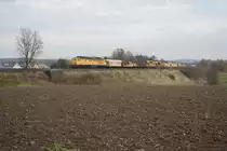 233 493-6 mit einem Bauzug bei Pechbrunn Richtung Hof, 04.11.2017