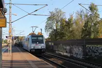 185 681 am 12.10.2018 mit einem Autozug in Dedensen-Gümmer.
