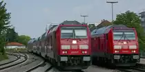 Als noch alle RE-Züge zwischen Lindau und Ulm von Friedrichshafen nach Ulm geschoben wurden. Während 245 037 mit dem RE 4223, Stuttgart - Lindau, pünktlich in Friedrichshafen Stadt abgefahren ist fährt 245 035 mit den von Lindau kommenden Wagen des RE 4232 mit wenigen Minuten Verspätung in den Bahnhof von Friedrichshafen ein (02.07.2018).
Aufnahmestandort war das Ende des zwischen den Gleisen 4 und 5 liegenden Bahnsteiges.
