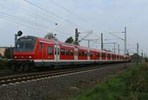 Fußballsonderzug in Kleinenbroich. Der aus X-Wagen bestehende Zug geschoben von 143 241 ist auf dem Weg nach Mönchengladbach Hbf mit Fortuna Düsseldorf-Fans. Die Brorussia hat das Spiel überigens mit 0-3 Toren das Spiel gewonnen, für die die sich für diese Sportart interessieren. Für alle denen es Latte ist wie mir, ich habe mich wesendlich mehr über den alten S-Bahnzug gefreut. 4.11.2018