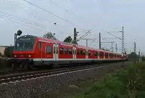 Fußballsonderzug in Kleinenbroich. Der aus X-Wagen bestehende Zug geschoben von 143 241 ist auf dem Weg nach Mönchengladbach Hbf mit Fortuna Düsseldorf-Fans. Die Brorussia hat das Spiel überigens mit 0-3 Toren das Spiel gewonnen, für die die sich für diese Sportart interessieren. Für alle denen es Latte ist wie mir, ich habe mich wesendlich mehr über den alten S-Bahnzug gefreut. 4.11.2018