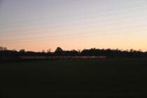 Zwei unbekannte 425ziger eilen als RE8 von Koblenz kommend gen Mönchengladbach.
Im letzten Abendlicht des 16.11.2018 ist der Zug noch gerade so bei Gierath zu erkennen.