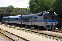 Os 4835 von Namest nad Oslavou nach Brno hl.n. mit dem CD 854 203-7 als letztes Fahrzeug am 15.August 2018 im Bahnhof Zastavka u Brna.