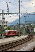 ABe 8/12 3502  Friedrich Hennings  (Stadler ALLEGRA) der Rhätischen Bahn (RhB) als IR 1165 nach St. Moritz (CH) wird in seinem Startbahnhof Chur (CH) auf Gleis 10 bereitgestellt.
[10.7.2018 | 18:13 Uhr]