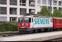 Ge 4/4 II 616  Filisur , mit Werbung für Siemens, der Rhätischen Bahn (RhB) als RE 1763 nach Disentis/Mustér (CH) wird in seinem Startbahnhof Chur (CH) auf Gleis 11 bereitgestellt.
[10.7.2018 | 18:17 Uhr]