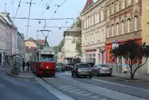 Wien Wiener Linien SL 49 (E1 4513 + c4 1338) XIV, Penzing, Hütteldorf, Linzer Straße / Satzberggasse (Hst. Satzberggasse) am 17. Oktober 2018. - Hersteller und Baujahre der Wagen: Lohnerwerke 1972 (E1 4513); Bombardier-Rotax, vorm. Lohnerwerke, 1975.