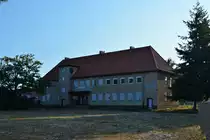 Das prunkvolle Empfangsgebäude des Bahnhofes Rathenow Nord. Der Bahnhof liegt an der ehemaligen Brandenburgischen Städtebahn ziwschen Rathenow und Neustadt Dosse. Seit dem 31.12.2001 ist der Verkehr zwischen Rathenow und Neustadt Dosse eingestellt. Bis 2003 fuhren die Städtebahnzüge aus Brandenburg bis Rathenow Nord, da durch den Ausbau der Schnellfahrstrecke die Brücke über die Havel neugebaut wurde. Heute zeugt nicht mehr viel von der einstigen Strecke. Lediglich die Reste des BÜ und ein kurzes Gleisstück sind hier von der Strecke übrig. Das Empfangsgebäude steht mit samt Güterschuppen, gepflastertem Vorplatz und Waage unter Denkmalschutz.

Rathenow 23.07.2018