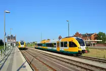 Während 646 042 auf der RB51 seine Dienste leistet, ruht sich 646 045 aus und genießt die warmen Sonnenstrahlen. Rechts sieht man das Empfangsgebäude und die Spitze des Wasserturms von Rathenow.

Rathenow 23.07.2018