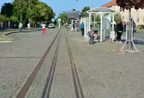 Vom 2. April 1900 bis zum 1. April 1961 gab es in Rathenow die Kreisbahn Rathenow-Senzke-Nauen (RSN). Sie war die einzige Schmalspurbahn im damaligen Landkreis Westhavelland und gehörte diesem selbst. Die Strecke hatte eine Spurweite von 750mm und eine Länge von 51,7km. Sie diente der Erschließung des Landstrichs zwischen der Hamburger Bahn im Norden und der Lehrter Bahn im Süden. Nach vielen Kürzungen der Strecke durch die Kriege konnte sich der Personenverkehr bis zum 24.1.1961 halten ehe dieser eingestellt wurde. Am 1.4.1961 wurde dann auch der Güterverkehr eingestellt und die Strecke stillgelegt. Güterwagen und Lokomotiven wurden auf andere Strecken umgesetzt und die Gleise nach und nach abgebaut. Auf dem Bahnhofsvorplatz in Rathenow zeugen noch heute einige Meter Gleis von der damaligen Schmalspurbahn. Das Gleisstück auf dem Bahnhofsvorplatz ist denkmalgeschützt.

Rathenow 23.07.2018