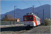 Der TMR MC BDeh 4/4 N° 8 (TSI Nr: 90 85 838 0008-5) von Martigny kommend bei der Durchfahrt an der ehemaligen Haltestelle La Bâtiaz (EH). Von der Eröffnung 1906 bis 1931 verkehrten die Züge statt auf dem direkten Weg zum SBB Bahnhof über die Stadt Martigny welche damals damit eine Trambahn hatte.
18. Nov. 2018
