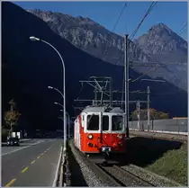 Für einige Zeit wurde die Strecke von Martiny nach Châtelard (TMC / MC) infolge Bauarbeiten mit Busen bedient. Da die Strassenführung erheblich von der Streckenführung der Bahn abweicht, wurde zwischen Martigny und Vernayaz MC ein stündlicher Pendelbetrieb eingerichtet, welcher nach meinem Augenschien mit einem BDeh 4/4 abgewickelt wurde. Am letzten Tag der Bauarbeiten machte ich mich endlich auf, um die sonst im Regelverkehr eher selten anzutreffenden Triebwagen zu fotografieren. 
Dies erwies sich als weit schwieriger als gedacht, da die Strecke auf der Süd- und Sonnen- Seite durchgehend von der Strasse mit Leitplanken begleitet wird und zudem die  Sonnenseite  in Anbetracht der hohen Berge auf dem überwiegenden Teil der Strecke im Schatten liegt. 
Also begnügte ich mich Aufnahmen in Vernayaz MC und bei der ehemaligen Haltestelle La Bâtiaz (EH). 

Im Bild ist der TMR / MC BDeh 4/4 N° 8 auf der Fahrt nach Martigny, kurz vor der ehemaligen Haltestelle La Bâtiaz zu sehen. Links im Bild erkennt man die erwähnte  schattigen Sonnenseite  mit der Strasse nach Vernayaz.  

18. Nov. 2018