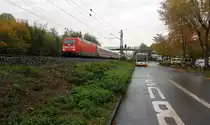 101 081-8 DB kommt als Umleiter mit einem IC aus Richtung Süden und fährt durch Bad-Honnef am Rhein in Richtung Norden. 
Aufgenommen auf der Rechten Rheinstrecke in Bad-Honnef(am Rhein). 
Bei Regenwetter am Nachmittag vom 1.11.2018.