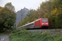 Ein Nachschuss von 101 123-8 DB sie schiebt einen IC 2024 aus Passau-Hbf nach Hamburg-Altona und kamm als Umleiter aus Richtung Koblenz und fährt durch Bad-Honnef(am Rhein) in Richtung Köln.
Aufgenommen auf der Rechten Rheinstrecke in Bad-Honnef(am Rhein). 
Bei Regenwetter am Nachtmittag vom 1.11.2018. 
