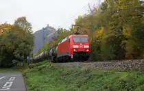 152 055-0 DB kommt aus Richtung Köln mit einem langen Kesselzug aus Antwerpen-BASF nach Ludwigshafen-BASF(D) und fährt durch Bad-Honnef(am Rhein) in Richtung Koblenz. 
Aufgenommen auf der Rechten Rheinstrecke in Bad-Honnef(am Rhein). 
Bei Regenwetter am Nachtmittag vom 1.11.2018. 