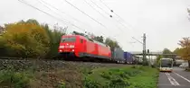 152 074-1 DB kommt aus Richtung Koblenz mit einem Contaienrzug aus Süden nach Norden und fährt durch Bad-Honnef am Rhein in Richtung Köln. 
Aufgenommen auf der Rechten Rheinstrecke in Bad-Honnef(am Rhein).
Bei Regenwetter am Nachtmittag vom 1.11.2018. 